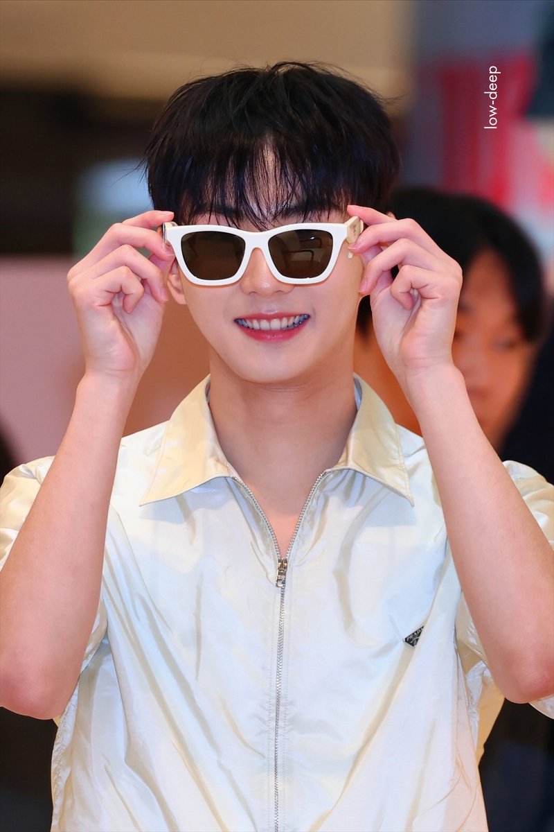 low-deep tweet media