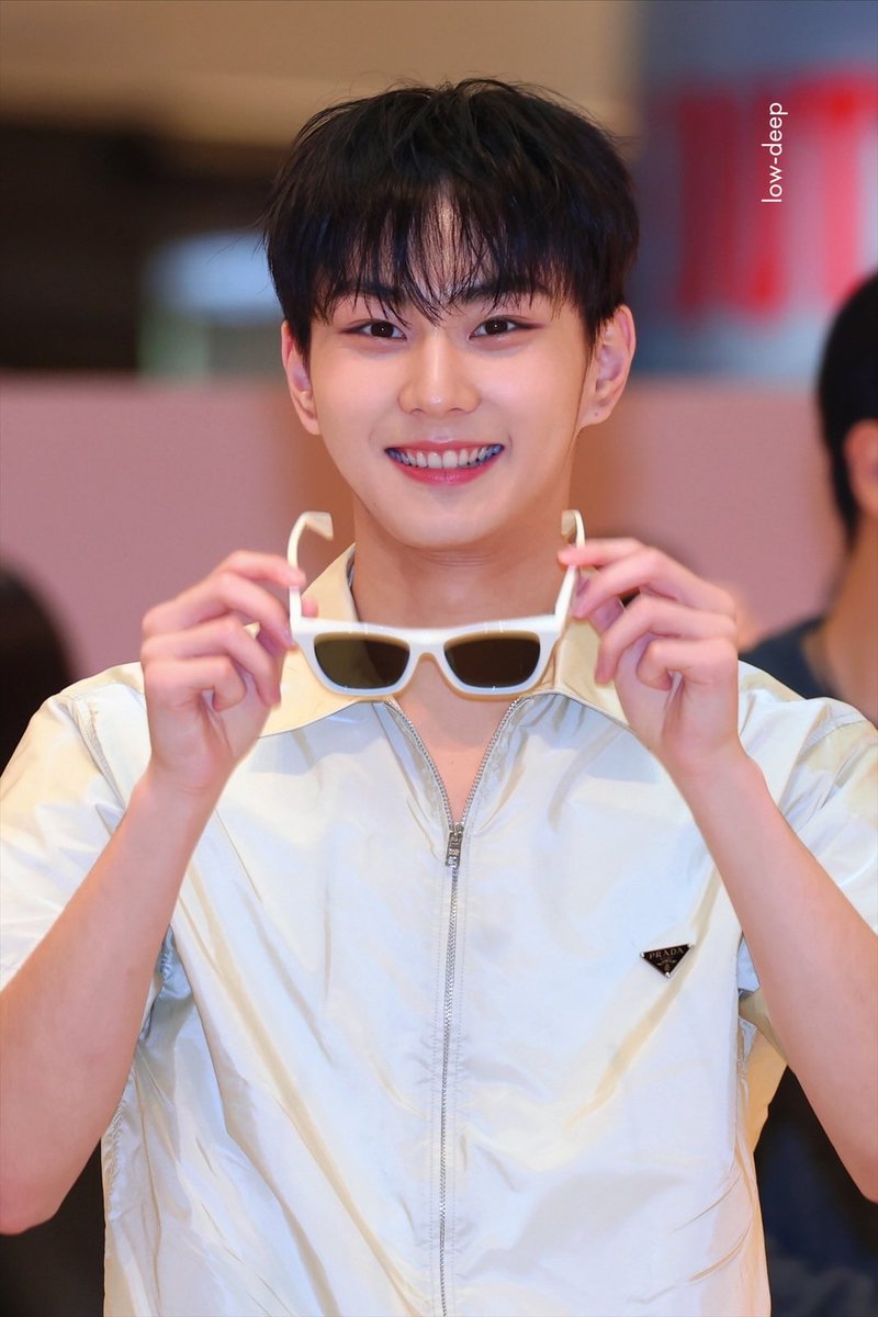 low-deep tweet media