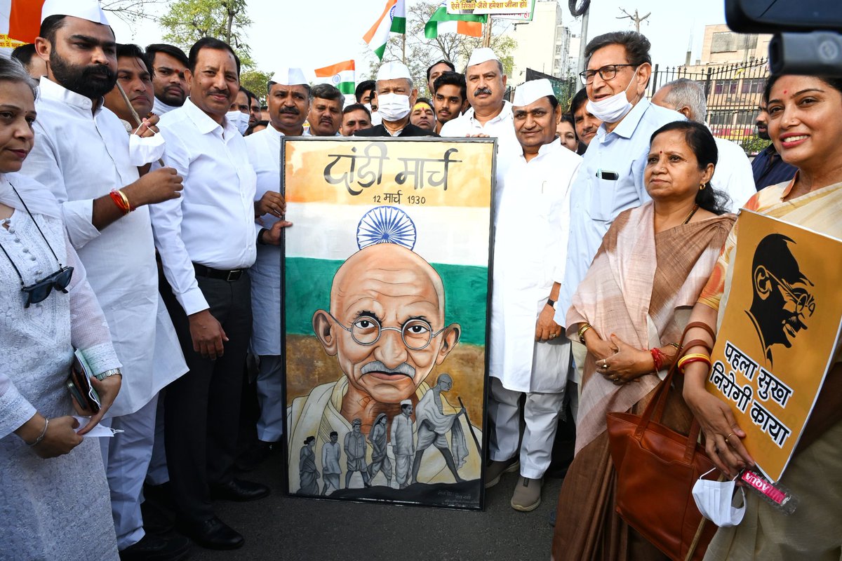 ashokgehlot51's tweet photo. दांडी मार्च केवल नमक कानून के विरुद्ध आंदोलन नहीं था, बल्कि अन्याय और दमनकारी नीतियों के खिलाफ दुनिया का सबसे बड़ा अहिंसक प्रतिरोध था।

आज जयपुर म���ं भारत सेवा संस्थान द्वारा आयोजित दांडी मार्च स्मृति पदयात्रा (शहीद स्मारक से गांधी वाटिका) में शामिल होकर राष्ट्रपिता महात्मा गांधी को विनम्र नमन किया।

जब लोकतंत्र के समक्ष नई-नई चुनौतियां खड़ी हो रही हैं, ऐसे समय में बापू के सत्य, अहिंसा और जन��क्ति के गांधीवादी मूल्यों को फिर से आत्मसात करना ही लोकतांत्रिक आदर्शों को सशक्त करने का सबसे प्रभावी मार्ग है।