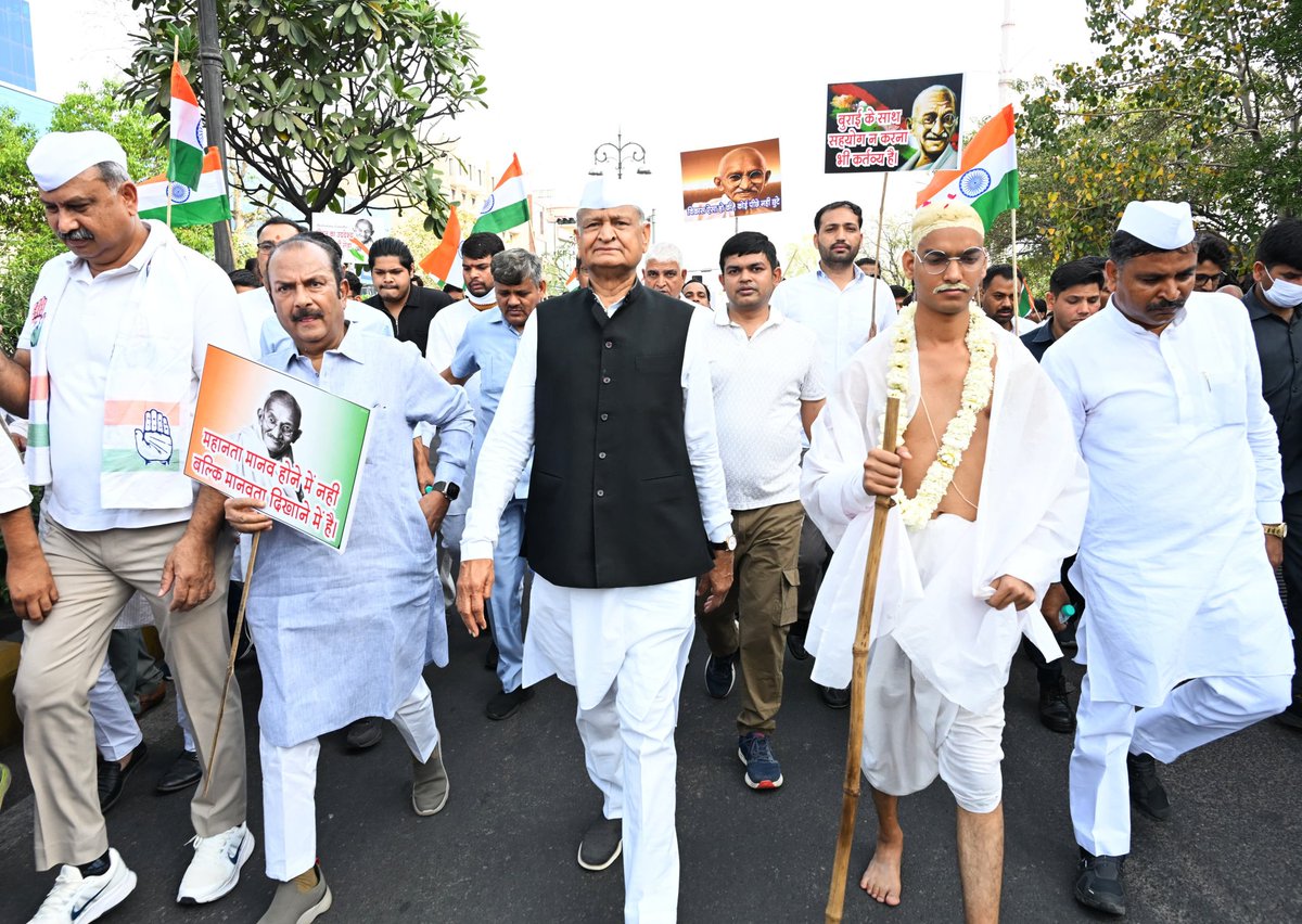 ashokgehlot51's tweet photo. दांडी मार्च केवल नमक कानून के विरुद्ध आंदोलन नहीं था, बल्कि अन्याय और दमनकारी नीतियों के खिलाफ दुनिया का सबसे बड़ा अहिंसक प्रतिरोध था।

आज जयपुर म���ं भारत सेवा संस्थान द्वारा आयोजित दांडी मार्च स्मृति पदयात्रा (शहीद स्मारक से गांधी वाटिका) में शामिल होकर राष्ट्रपिता महात्मा गांधी को विनम्र नमन किया।

जब लोकतंत्र के समक्ष नई-नई चुनौतियां खड़ी हो रही हैं, ऐसे समय में बापू के सत्य, अहिंसा और जन��क्ति के गांधीवादी मूल्यों को फिर से आत्मसात करना ही लोकतांत्रिक आदर्शों को सशक्त करने का सबसे प्रभावी मार्ग है।