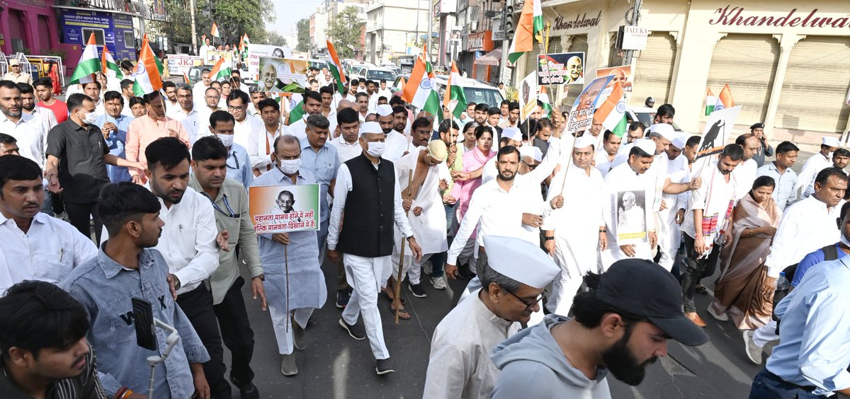 ashokgehlot51's tweet photo. दांडी मार्च केवल नमक कानून के विरुद्ध आंदोलन नहीं था, बल्कि अन्याय और दमनकारी नीतियों के खिलाफ दुनिया का सबसे बड़ा अहिंसक प्रतिरोध था।

आज जयपुर म���ं भारत सेवा संस्थान द्वारा आयोजित दांडी मार्च स्मृति पदयात्रा (शहीद स्मारक से गांधी वाटिका) में शामिल होकर राष्ट्रपिता महात्मा गांधी को विनम्र नमन किया।

जब लोकतंत्र के समक्ष नई-नई चुनौतियां खड़ी हो रही हैं, ऐसे समय में बापू के सत्य, अहिंसा और जन��क्ति के गांधीवादी मूल्यों को फिर से आत्मसात करना ही लोकतांत्रिक आदर्शों को सशक्त करने का सबसे प्रभावी मार्ग है।