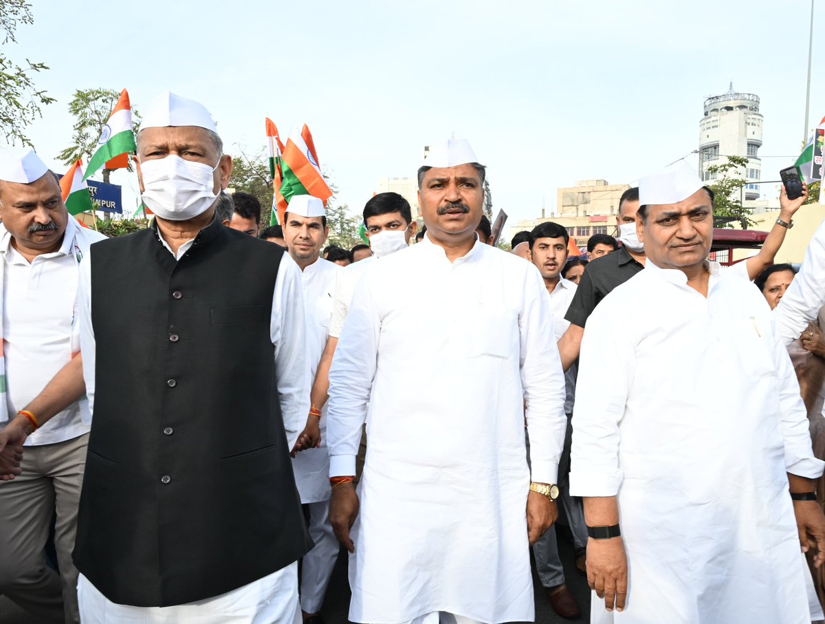 ashokgehlot51's tweet photo. दांडी मार्च केवल नमक कानून के विरुद्ध आंदोलन नहीं था, बल्कि अन्याय और दमनकारी नीतियों के खिलाफ दुनिया का सबसे बड़ा अहिंसक प्रतिरोध था।

आज जयपुर म���ं भारत सेवा संस्थान द्वारा आयोजित दांडी मार्च स्मृति पदयात्रा (शहीद स्मारक से गांधी वाटिका) में शामिल होकर राष्ट्रपिता महात्मा गांधी को विनम्र नमन किया।

जब लोकतंत्र के समक्ष नई-नई चुनौतियां खड़ी हो रही हैं, ऐसे समय में बापू के सत्य, अहिंसा और जन��क्ति के गांधीवादी मूल्यों को फिर से आत्मसात करना ही लोकतांत्रिक आदर्शों को सशक्त करने का सबसे प्रभावी मार्ग है।