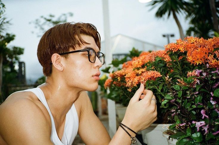 whatsoeverze's tweet photo. ya lagian cowo setengil ini siapa yg ga ngiler anjeng.. aduh nyoklat gua lemes bgt.. wayar nyoklat.. unfortunately he will always be my biggest “what if” https://t.co/t4oQaulhyX