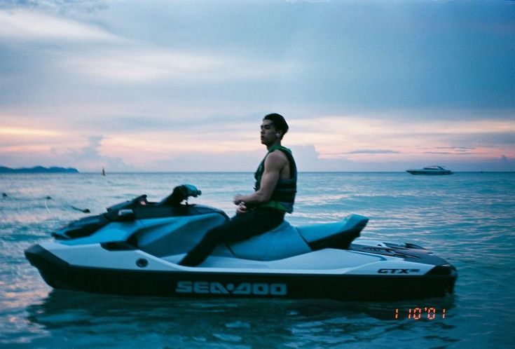 whatsoeverze's tweet photo. ya lagian cowo setengil ini siapa yg ga ngiler anjeng.. aduh nyoklat gua lemes bgt.. wayar nyoklat.. unfortunately he will always be my biggest “what if” https://t.co/t4oQaulhyX