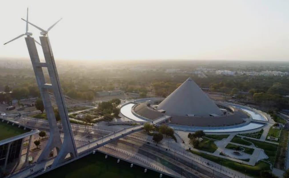 તા. 12 માર્ચ, દાંડીકૂચ દિવસ; સત્યાગ્રહની ગાથા કહેતું ગાંધીનગર જિલ્લાનું આધુનિક સ્મૃતિ તીર્થ એટલે દાંડી કુટીર...

તા. 12 માર્ચ, 1930ના રોજ સાબરમતી આશ્રમથી શરૂ થયેલી ઐતિહાસિક દાંડીકૂચ એ કેવળ એક પદયાત્રા નહોતી, પરંતુ બ્રિટિશ સામ્રાજ્યના અન્યાયની વિરુદ્ધ જનક્રાંતિનો હુંકાર હતો;