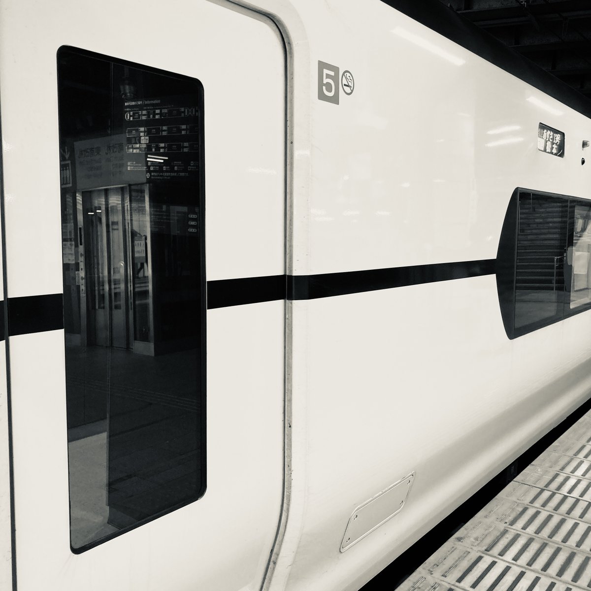 二百六十）3/12
長く伸び　手入れも知らぬ　黒髪の　
乱れた朝は　何をか思へ
#狂歌 
#ノ弥尽音