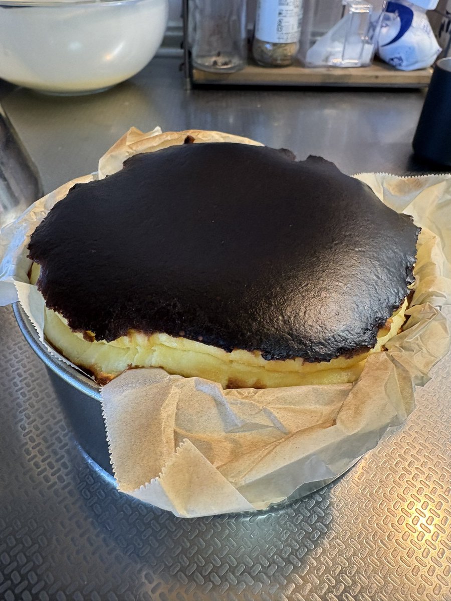 yuki97___'s tweet photo. バスクチーズケーキ作ったはずが特級呪物作っちまった https://t.co/A95UoyIf9b