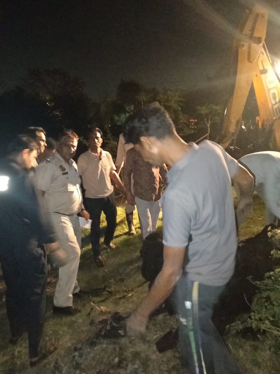 1surajgarg1's tweet photo. Last night, a cow was stuck in the mud in Sanjay Van. As soon as the information was received, the Mehrauli police did a great job and rescued the cow safely. Heartfelt thanks to Mehrauli Police and Delhi Police for this work.
@shomehrauli @DelhiPolice #delhipolice #mehrauli https://t.co/uRnmHlrb1V
