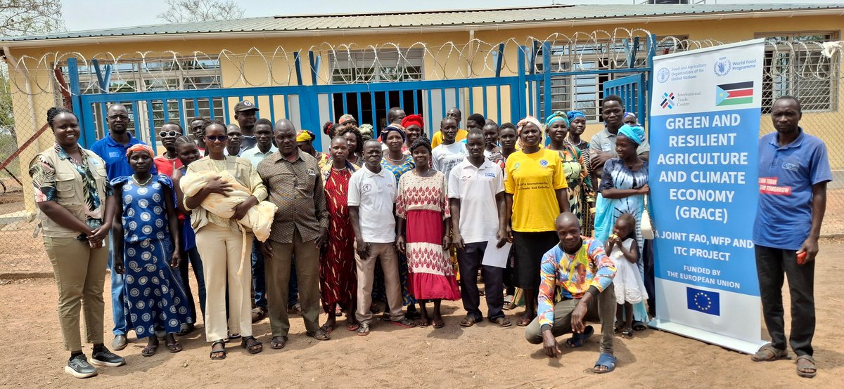 FAOSouthSudan's tweet photo. With @WFP_SouthSudan &amp; @ITCnews, FAO is supporting participatory workshops in Wulu County for 40 members from four #FarmerCooperatives 🌾🍯

Strengthening business skills &amp; market linkages for crop &amp; honey producers to boost their #Incomes 📈

🙏 @EUinSouthSudan  🇪🇺 https://t.co/kQvnHBCBoE
