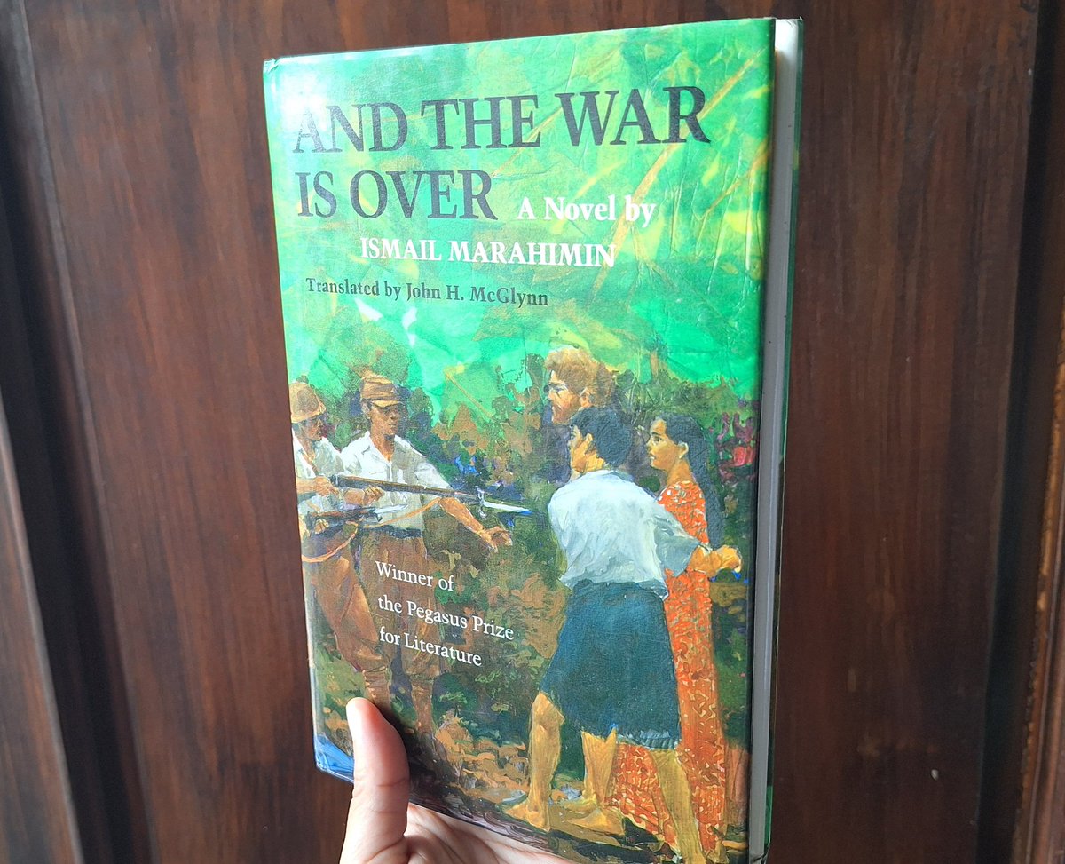 Menemukan versi bahasa Inggris (hard-cover) dari "Dan Perang Pun Usai" karya Ismail Marahimin. Langsung beli karena aku suka BANGET novel ini. Hidden-gem sastra Indonesia. Karya yang harus disebarkan keberadaannya lebih luas lagi. Berharap menemukan yang versi bahasa Jepang juga.