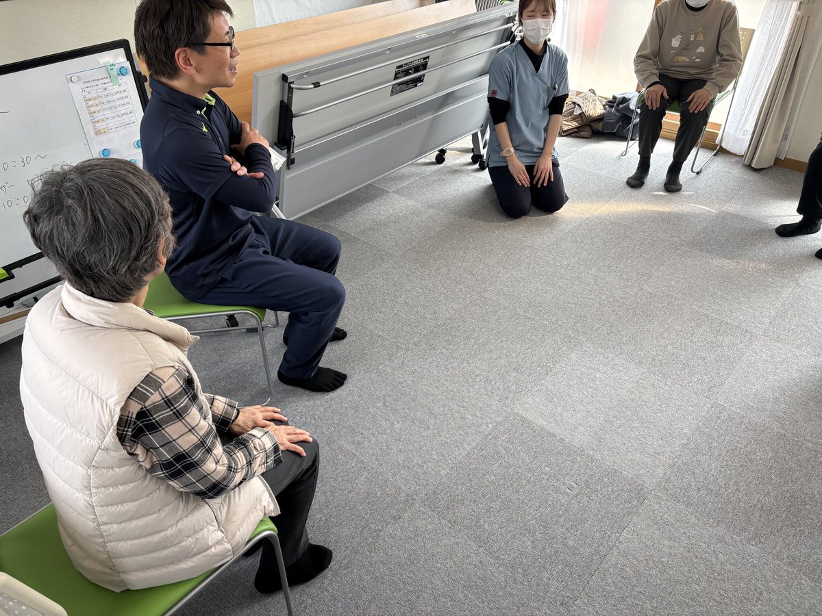 Gochamaru_koura's tweet photo. 仮設住宅に設置された集会所

本日は住民さんのリクエストにお応えして

リハビリスタッフによる

自宅で一人でもできる❗️
転びにくい体づくり‼️
教室

案外日常の役割動作も大事ですよ♪

＃令和6年能登半島地震
＃復興地域ケア
＃対話型健康教室
＃輪島
＃仮設住宅
＃地域リハビリテーション https://t.co/vCsE1sby9O