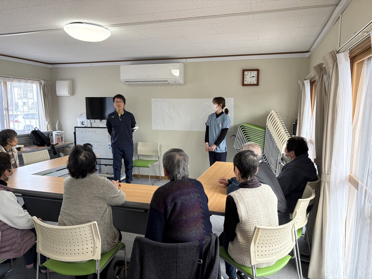 Gochamaru_koura's tweet photo. 仮設住宅に設置された集会所

本日は住民さんのリクエストにお応えして

リハビリスタッフによる

自宅で一人でもできる❗️
転びにくい体づくり‼️
教室

案外日常の役割動作も大事ですよ♪

＃令和6年能登半島地震
＃復興地域ケア
＃対話型健康教室
＃輪島
＃仮設住宅
＃地域リハビリテーション https://t.co/vCsE1sby9O