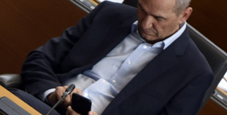 Zakaj so objave tajnih snemanj Janeza Janšo in desnico, teden dni pred volitvami, postavile v položaj – v katerem ne želi biti – na polje vsesplošnega prisluškovanja in snemanja političnih nasprotnikov?
strogo-zaupno.si/afere/zakaj-so…