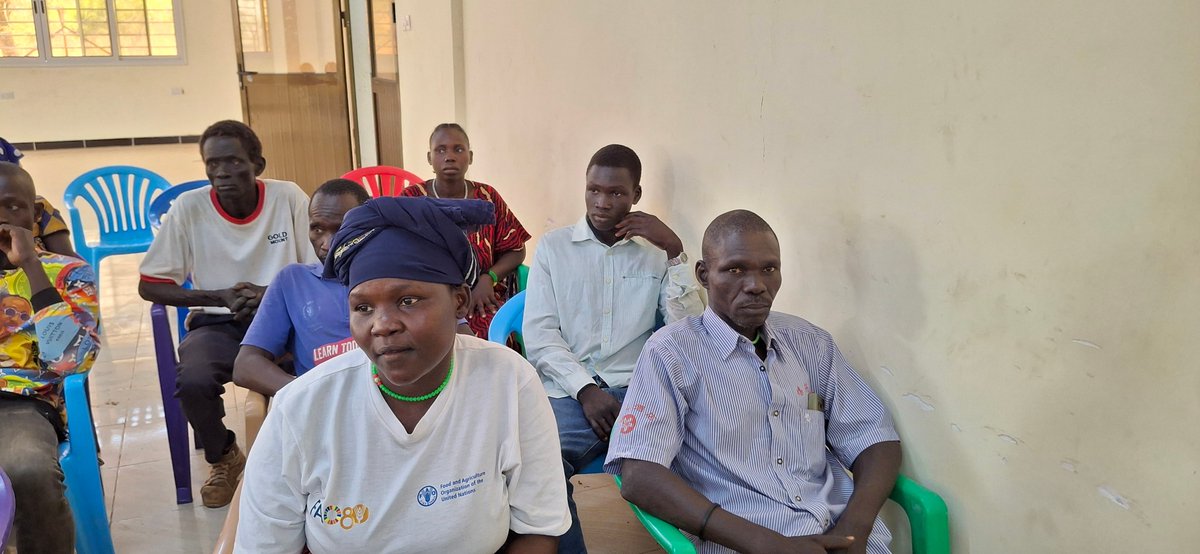 FAOSouthSudan's tweet photo. With @WFP_SouthSudan &amp; @ITCnews, FAO is supporting participatory workshops in Wulu County for 40 members from four #FarmerCooperatives 🌾🍯

Strengthening business skills &amp; market linkages for crop &amp; honey producers to boost their #Incomes 📈

🙏 @EUinSouthSudan  🇪🇺 https://t.co/kQvnHBCBoE