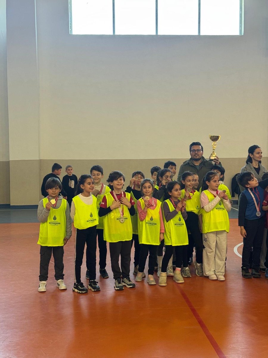 FerhatpasaI's tweet photo. Okulumuz 3. sınıf öğrencileri, Geleneksel Çocuk Oyunları kapsamında düzenlenen Yakan Top Yarışması’nda ilçe birincisi olmuştur.🥇
Başarılarıyla bizleri gururlandıran öğrencilerimizi gönülden tebrik ediyor, başarılarının devamını diliyoruz.🌟
@catalca_mem https://t.co/M76zd4cil8