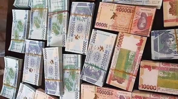 bahaichou's tweet photo. La crise de liquidité en #Guinée est monétaire et bancaire, pas ethnique. Le vrai problème est le manque de cash, les banques bloquent et l’économie ralentit. La solution ?  C’est la confiance, la coordination entre l’État, la BCRG et les banques. Soutenons les entrepreneurs. https://t.co/nP2yceeEXA