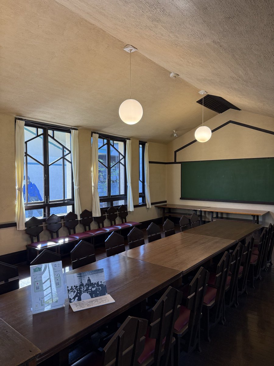 池袋に用事があったので、前から行ってみたかった「自由学園明日館」へ

大都会の中なのに、そこだけエネの質が違う
大正時代の建物で幾何学模様の窓も印象的

設計は建築界の巨匠フランク・ライト

デザインと空間でこんなに心地よいエネが生まれるのかと感心。
椅子に座りしばしパワーチャージ
