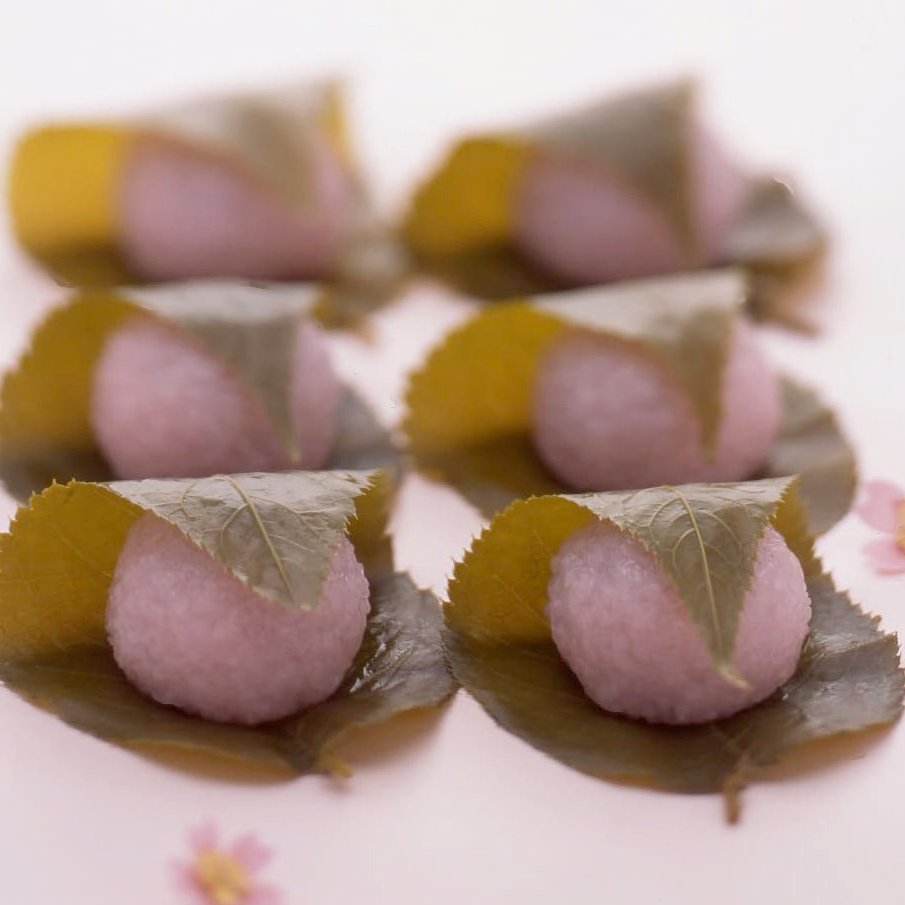 JapanHoliday's tweet photo. Delicately sweet #sakura mochi.
Savor the fragrant cherry blossom scent! 🌸
#JapanTravel #wagashi #japanese https://t.co/ff97hIvCTf