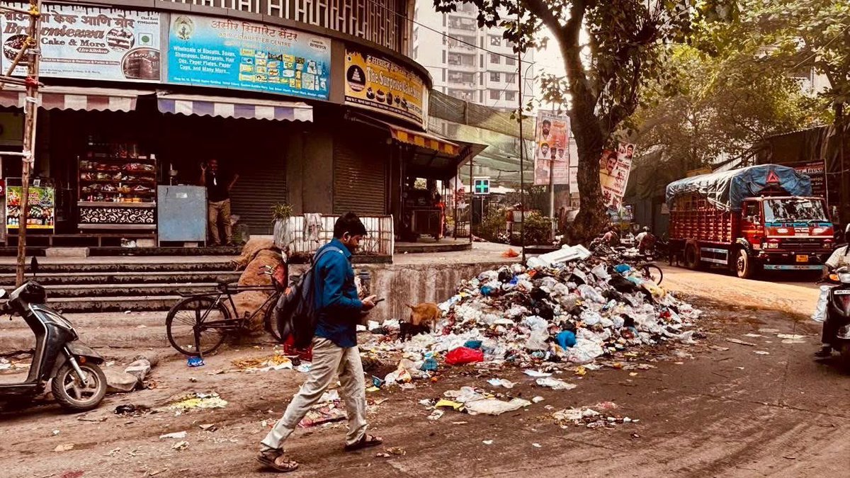 LoveOrlem's tweet photo. @mybmc @mybmcWardPN pls can you help. This is Gauttam Buddha Lane Valnai #orlem opp Police Chowki. https://t.co/DSgnAJXmqq