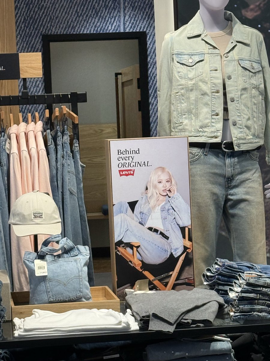 Rosé spotted 👖🤍

📍Venice Grand Canal Mall