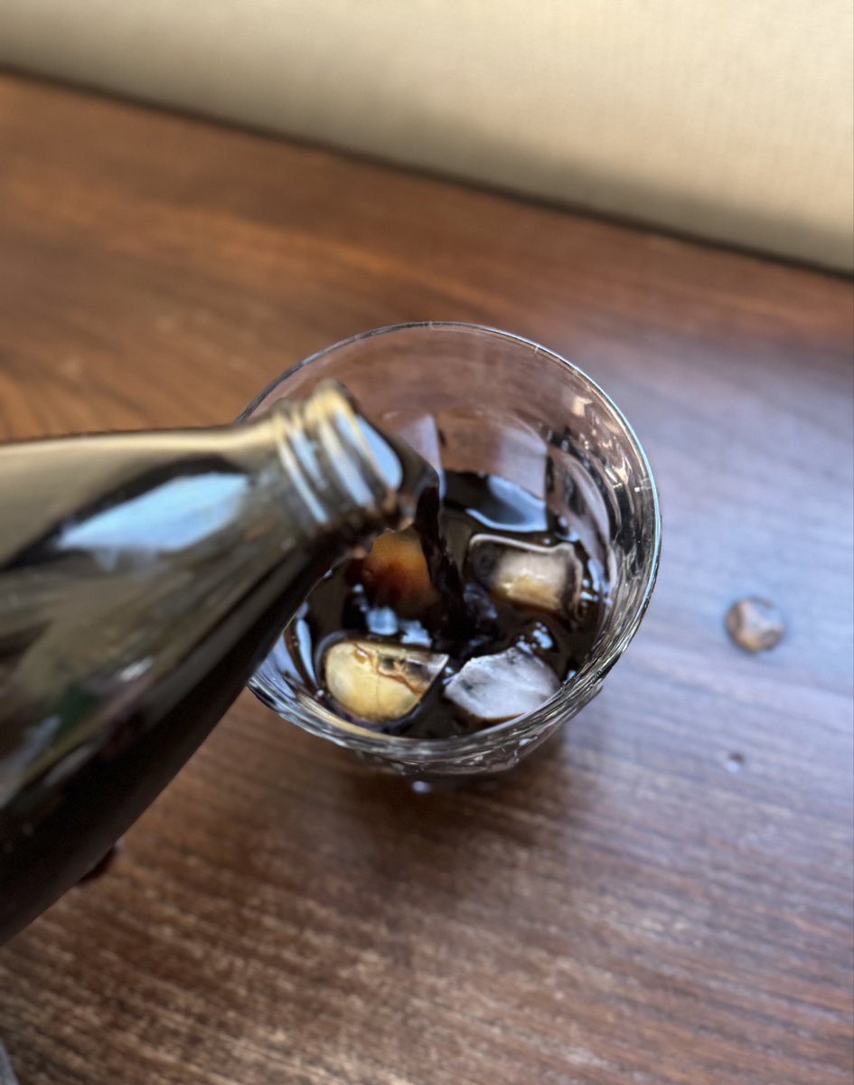 mainichibentooo's tweet photo. コエタス様よりご提供頂きました、「りんごの煌めき」のレビューです🍎  
いわゆるリンゴジュースとは少し違って、りんごのコクや深みを感じる味わい。
原材料は青森りんご100%で、保存料・香料・甘味料などの添加物は不使用。  
そのままでも、炭酸水で割っても美味しかったよ🥤 #コエタス #PR https://t.co/Yf3uzdAjIY