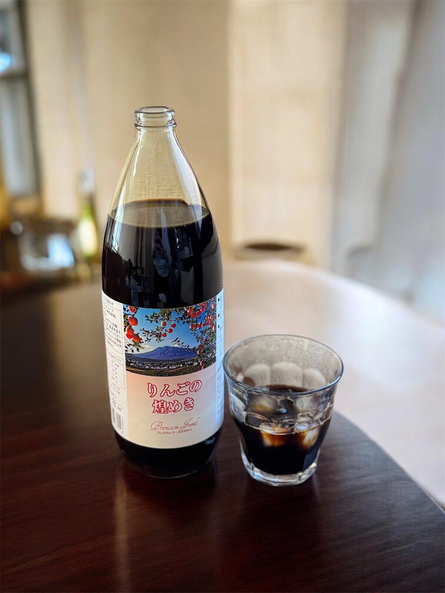mainichibentooo's tweet photo. コエタス様よりご提供頂きました、「りんごの煌めき」のレビューです🍎  
いわゆるリンゴジュースとは少し違って、りんごのコクや深みを感じる味わい。
原材料は青森りんご100%で、保存料・香料・甘味料などの添加物は不使用。  
そのままでも、炭酸水で割っても美味しかったよ🥤 #コエタス #PR https://t.co/Yf3uzdAjIY