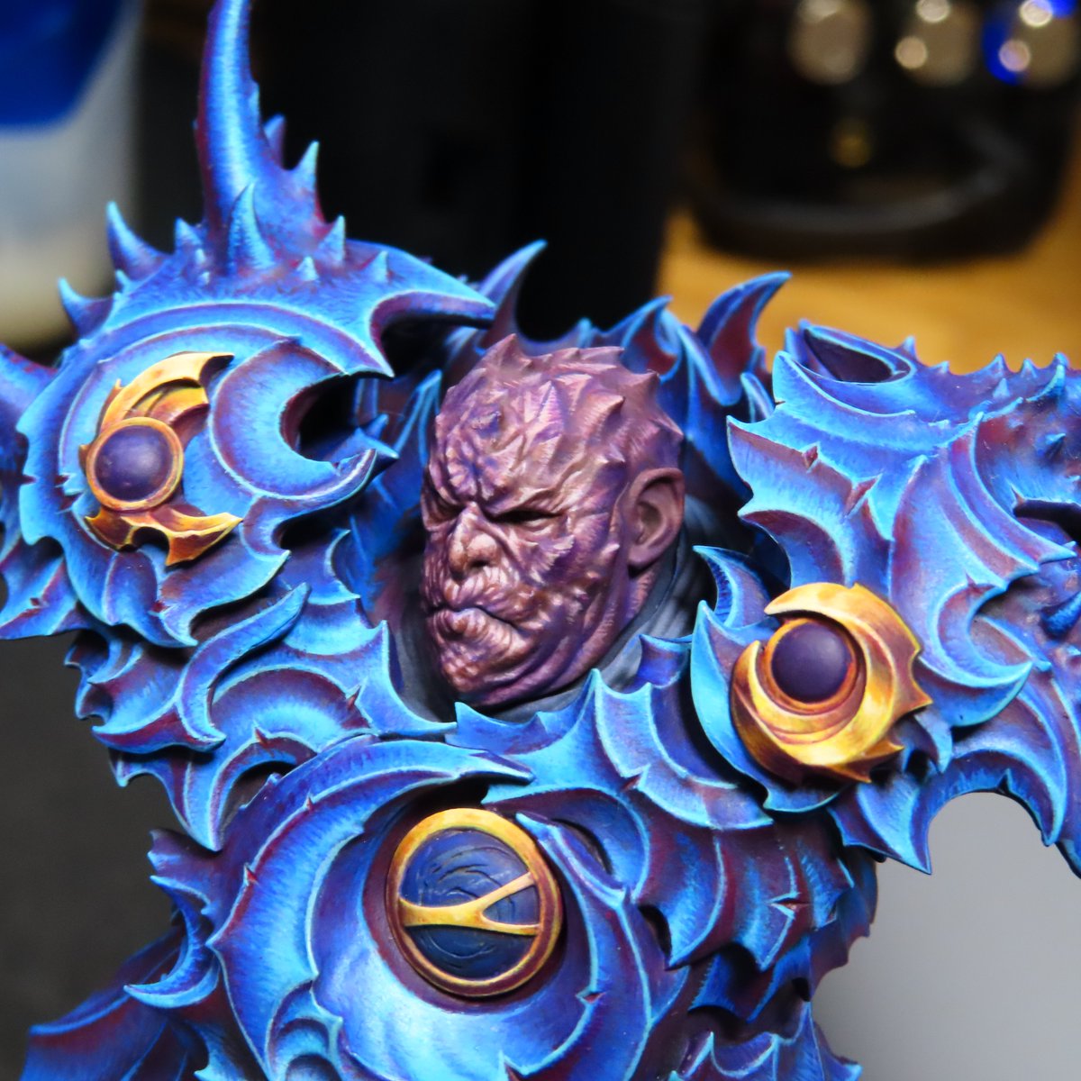 tumazuma_paint's tweet photo. 最初かなり赤寄りで立ち上げてしまったのでアーマーと色が合わずゆでダコみたいになっていたけど、だいぶ馴染んできた。まだハイライトを残しているから、寒色ハイライトでもうちょっと寄せていく https://t.co/5QuAN6pvNd