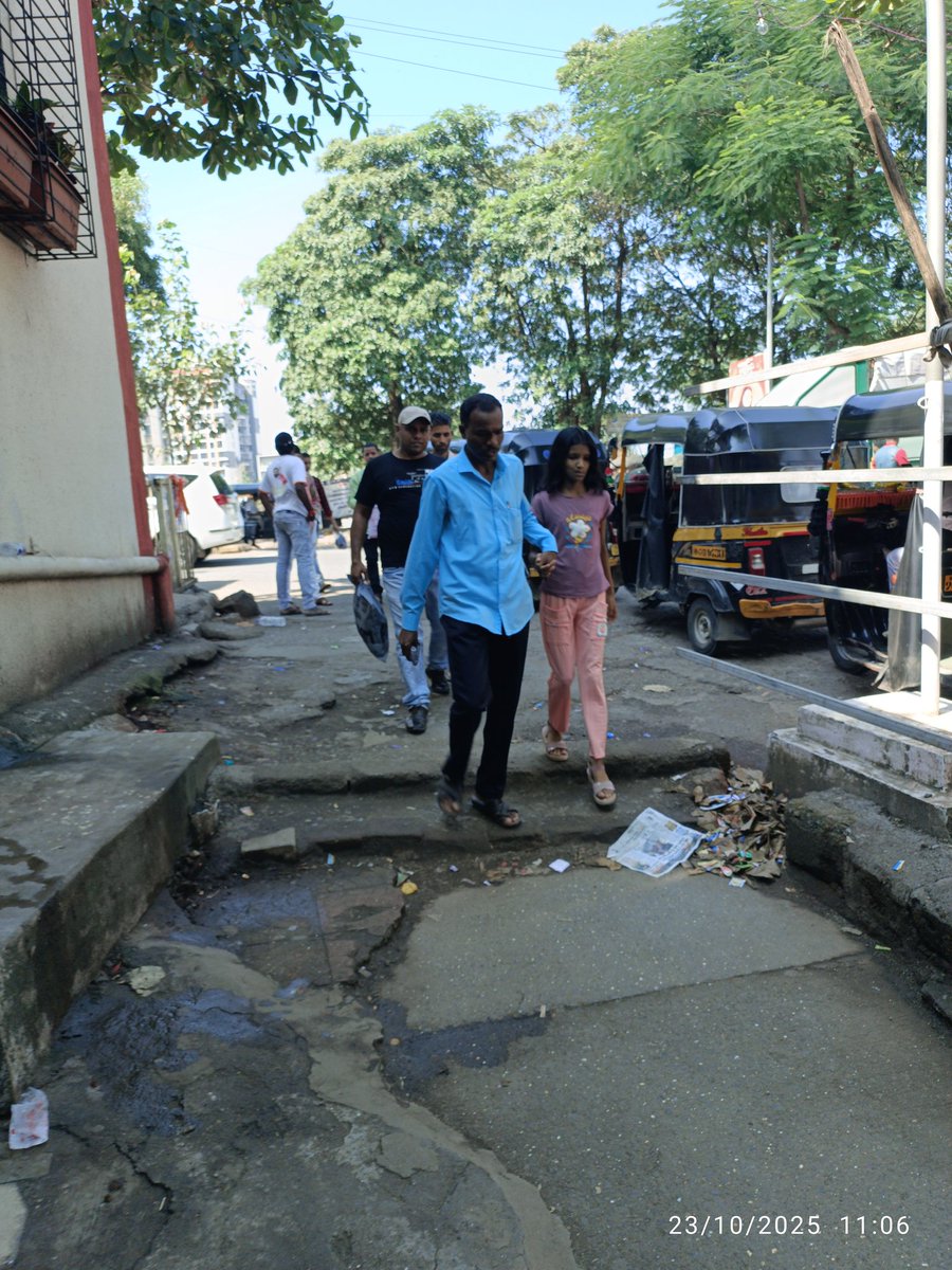 AkshayVare1's tweet photo. @Navimumpolice रबाळे स्टेशनच्या बाहेर रिक्षा स्टँड वर असणाऱ्या रिक्षा, स्टेशनला चालत येण्या जाण्याच्या रस्त्यामध्ये चुकीच्या पद्धतीने लावलेल्या असतात. यामुळे नागरिकांचा चालण्याचा रस्ता व्यापला जात असल्याने सकाळी संध्याकाळी घाई गर्दीच्या वेळी खूप त्रास सहन करावा लागत आहे. https://t.co/3aCvpV3BCO