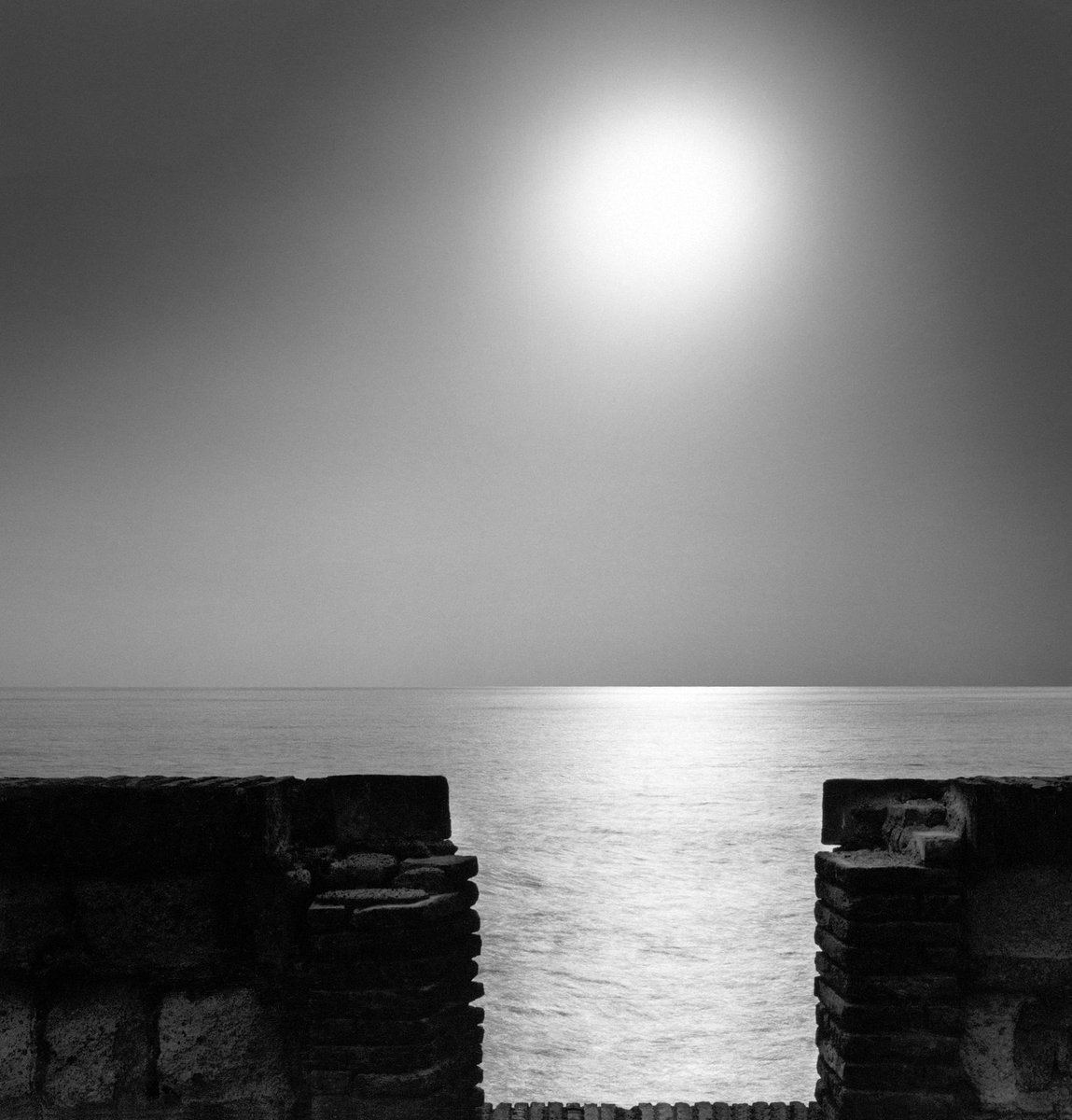 Il mondo è ciò che accade, nel palmo della mano.
Siamo, d'improvviso,
un resto di naufragio nella luce,
che ci divora il nome.

#UnPoeticoSentire 
Nomina Prima - Ontologia del sentire 

#photo Mimmo Jodice