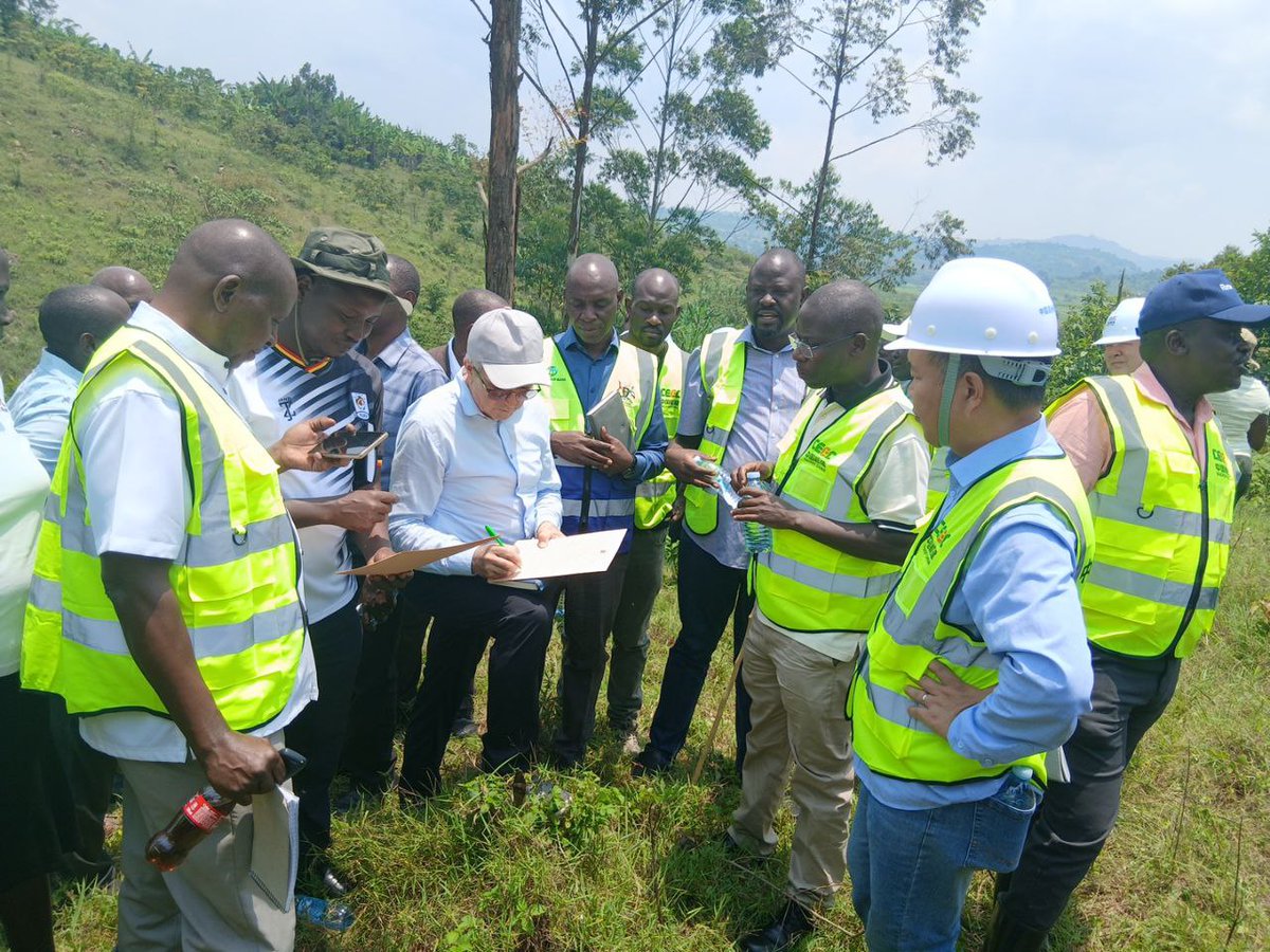 Site handover and Signing off Site possession certificate for Matanda Irrigation Scheme dam construction in Kanungu district.
#StakeholderEngagement
#ACL_Updates