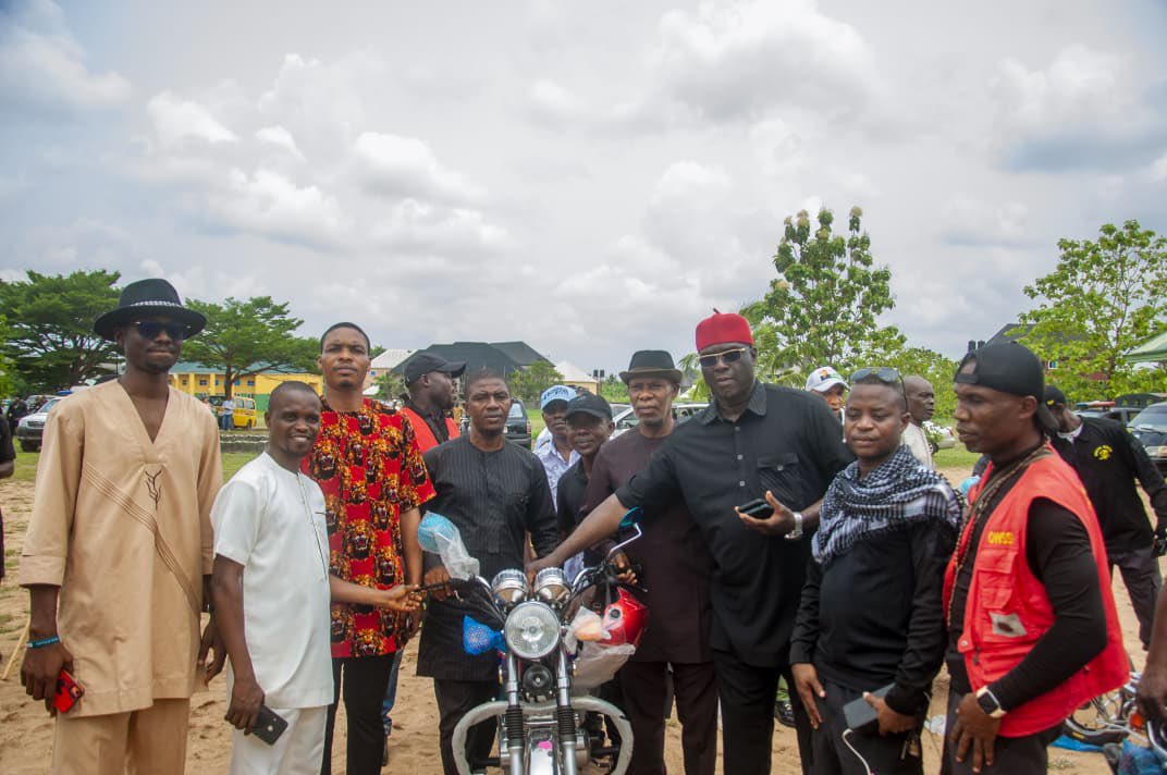V_Osigwe's tweet photo. At the instance of the Governor, @Hope_Uzodimma1 , Yesterday at the Council, I officially handed over a patrol vehicle and 23 motorcycles to the various communities of Owerri west LGA. 

This gesture will no doubt boast the security operations in our various localities. https://t.co/6ntu4moIS4