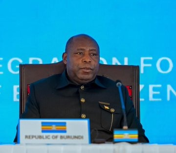 Ikiriho's tweet image. 🇧🇮 Sommet de l’EAC

🔴Le Président Ndayishimiye et son MAÉ portent la voix du #Burundi

Ce week-end à #Arusha, lors du Sommet de la Communauté d’Afrique de l’Est (#EAC ), la délégation burundaise conduite par le Chef de l’État Evariste Ndayishimiye a porté avec clarté et