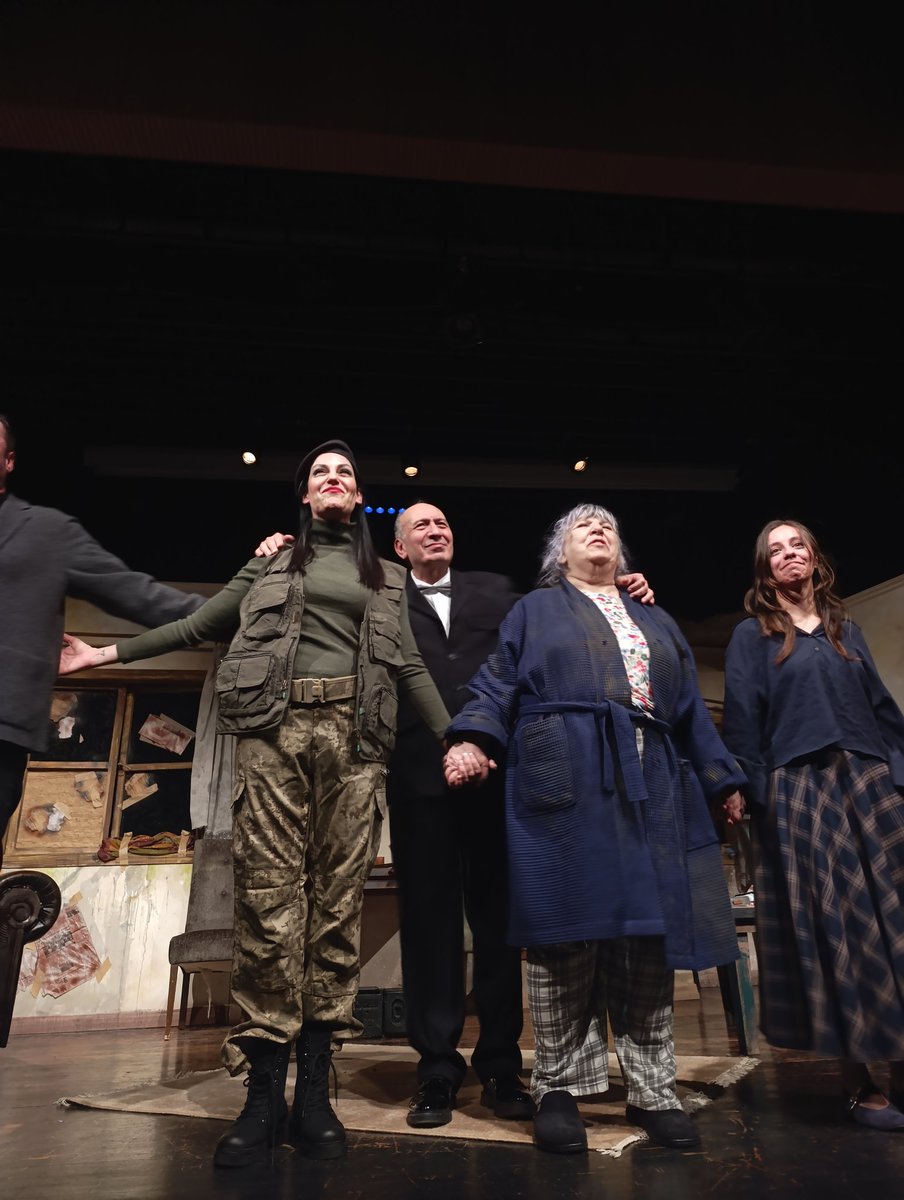 Dün akşam AST sahnesinde müthiş bir Politik Komedi oyunu "Halktan Biri" Murat ATAK yönetmeliğinde Rengin SAMURÇAY ve güzel arkadaşım Deniz YILMAZ muhteşem oyunculukları ile Prömiyerini yaptı izlemenizi şiddetle tavsiye ederim...