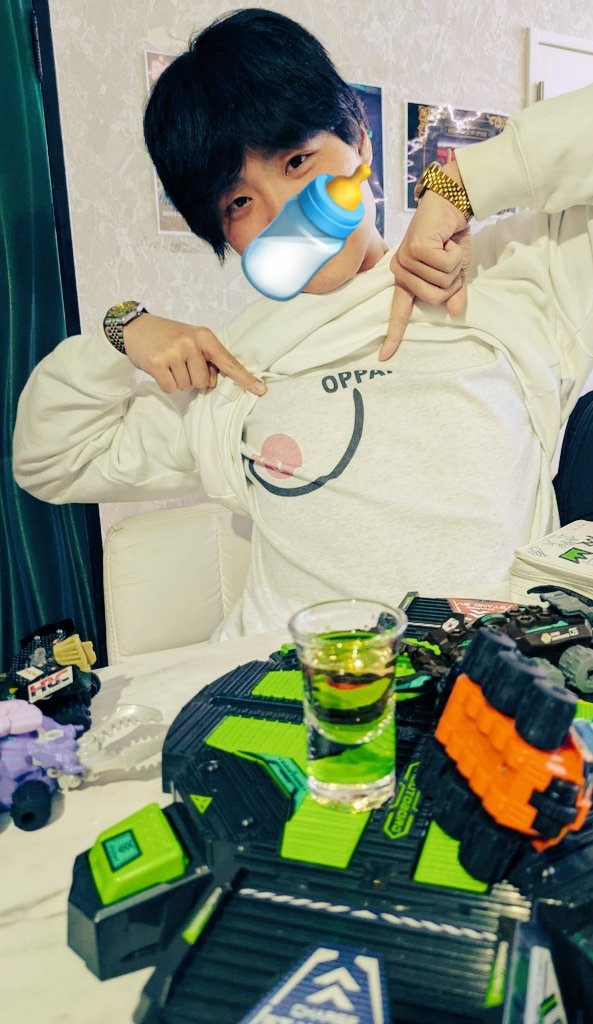 Nagayama115614's tweet photo. おっぱいTシャツ系ボーガー
なお、上のパーカーは乳首のもよう
#カブトボーグ
#おふざけTシャツ
#おっぱい
#RORAX https://t.co/ncZoEjOw8k