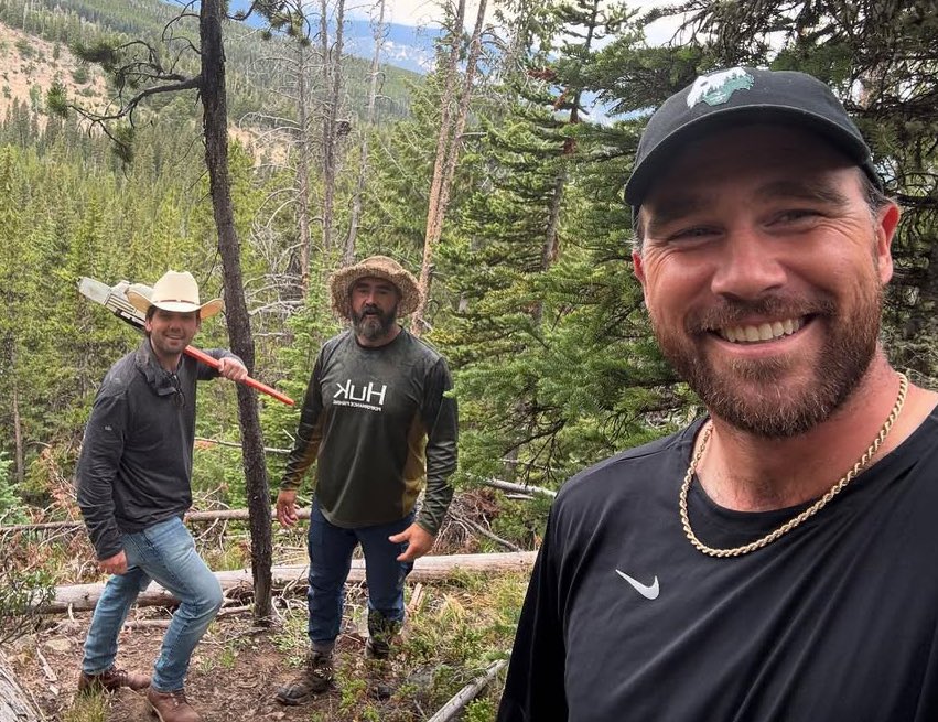 i always see swifties talk about how amazing it is that taylor will finally have a sister… but when you think about it austin is also gaining 2 brothers and idk that just makes me so happy for both of them🤧💕