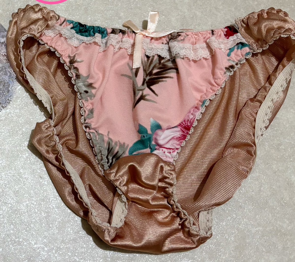 tsubota0724's tweet photo. 今日のパンツこれ💕

#下着販売 #下着売り子 #使用済み下着売ります #くつ下売ります #使用済みぱんつ #下着フェチ #パンツ売ります #姫路 https://t.co/gABoTqk9IZ