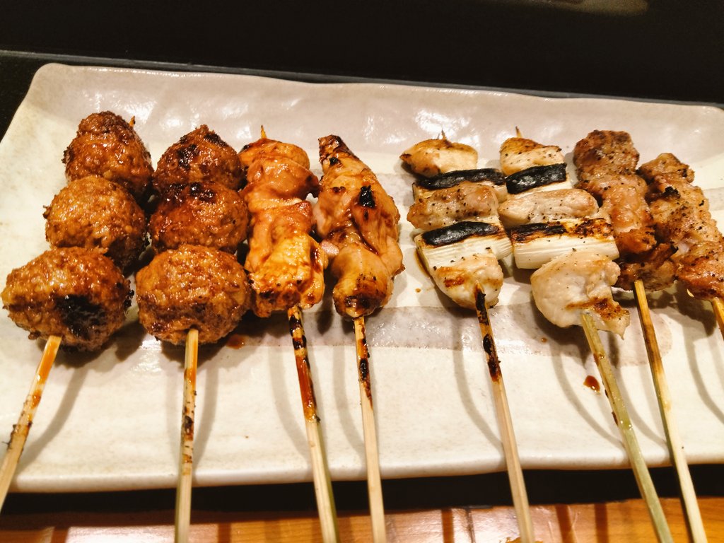 tada_tabearuki5's tweet photo. 初めての鹿児島

鹿児島での１食目は
すでに夕食の時間で
居酒屋めしを

鶏刺し
味噌おでん
山芋唐揚げ
きびなごの天麩羅
薩摩揚げ

どれも美味しく
箸が止ま���ないのでした

九州は味噌も甘めなんやわ

満腹満足！
美味でございました😋
#ただただ食べ歩き 
#鹿児島吾愛人わかな 
#初めての鹿児島旅 https://t.co/jjptpGczXy