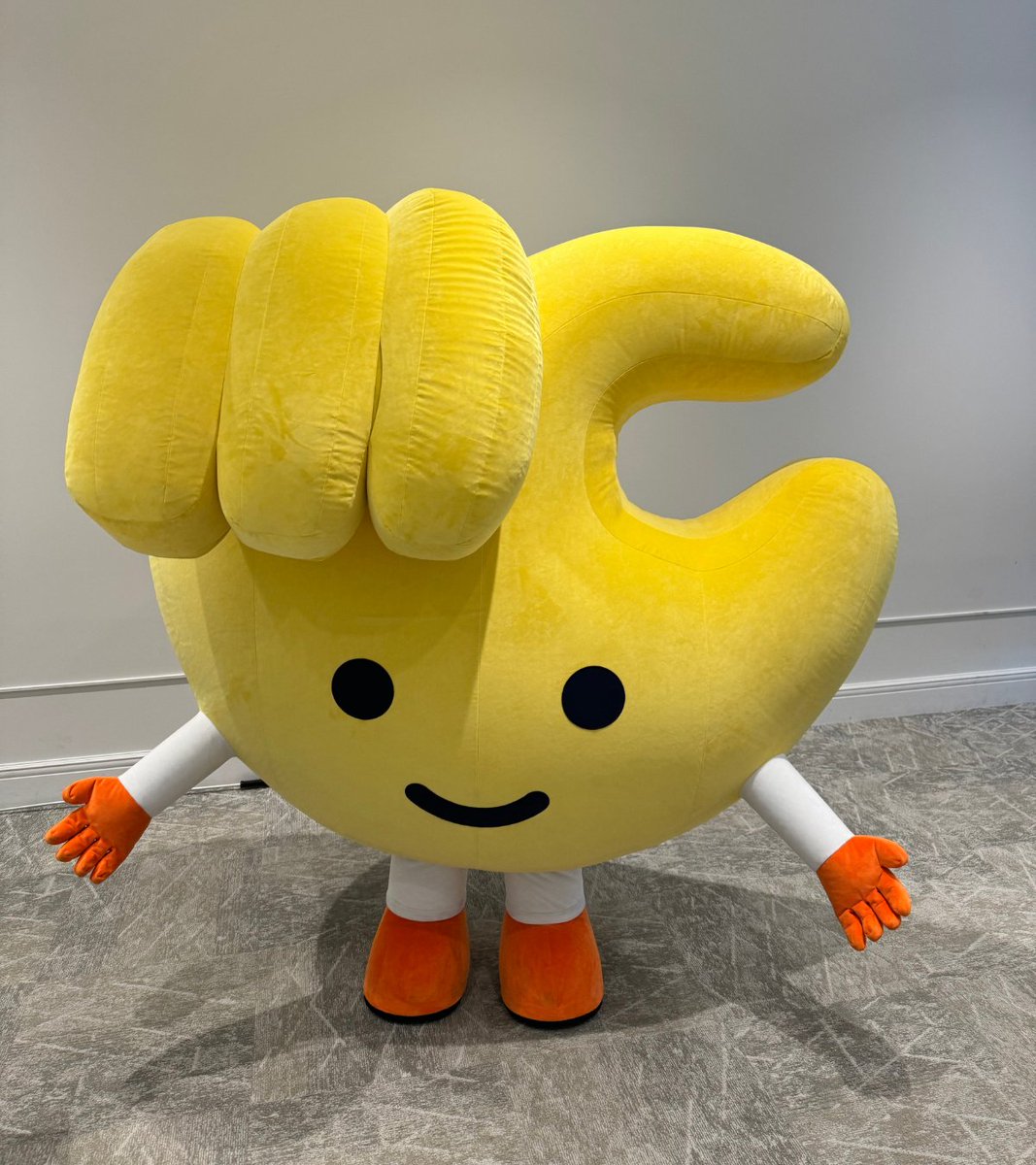 左：仕事終わり直後のちょこちゃん 右：マッサージチェアとエステを