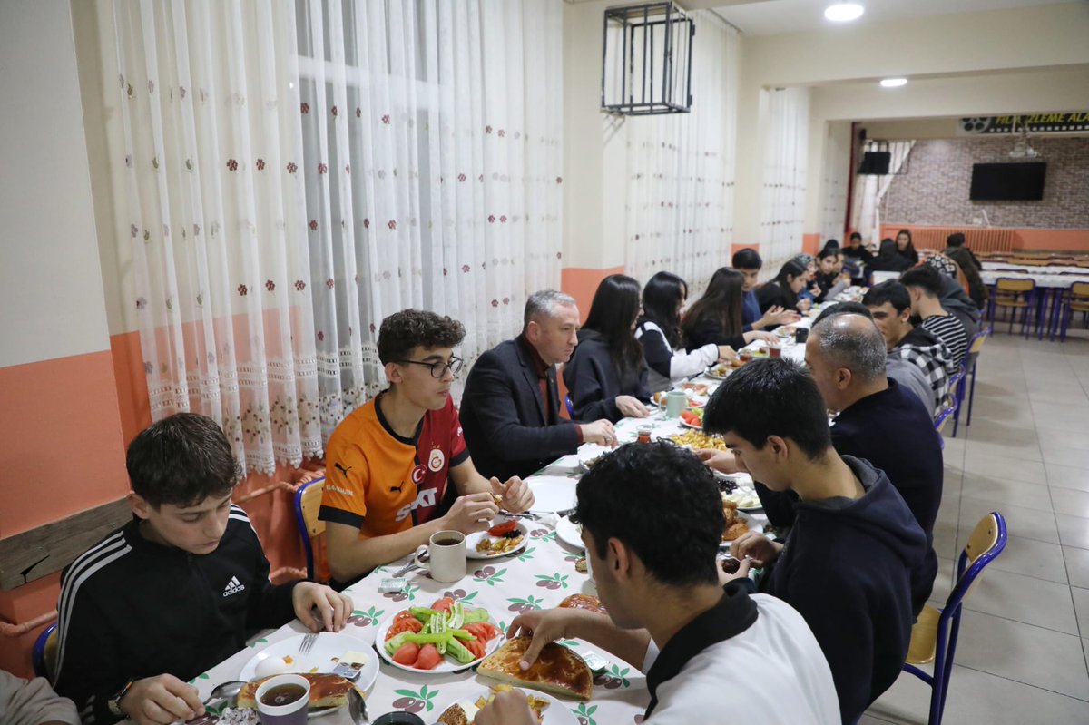 hcyfl04's tweet photo. @agrimem müdürümüz sn.@hasan_kokrek ve şube müdürümüz sn. Süleyman ÇETİN okulumuz pansiyonlu öğrencileri ile sahur programında bir araya geldi. https://t.co/QHesHVpQJv