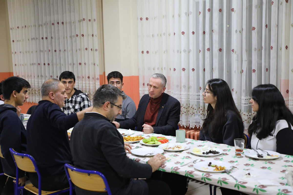 hcyfl04's tweet photo. @agrimem müdürümüz sn.@hasan_kokrek ve şube müdürümüz sn. Süleyman ÇETİN okulumuz pansiyonlu öğrencileri ile sahur programında bir araya geldi. https://t.co/QHesHVpQJv
