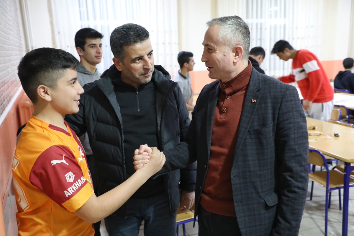 hcyfl04's tweet photo. @agrimem müdürümüz sn.@hasan_kokrek ve şube müdürümüz sn. Süleyman ÇETİN okulumuz pansiyonlu öğrencileri ile sahur programında bir araya geldi. https://t.co/QHesHVpQJv