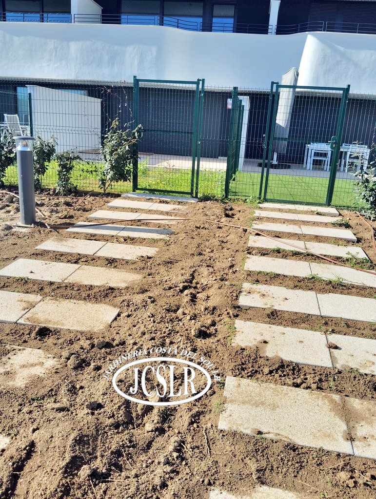 Realizamos labrado con nuevo sustrato para sembrar semilla de césped.
We till the soil with new substrate to sow grass seed. #jardín #jardineriacostadelsol #garden