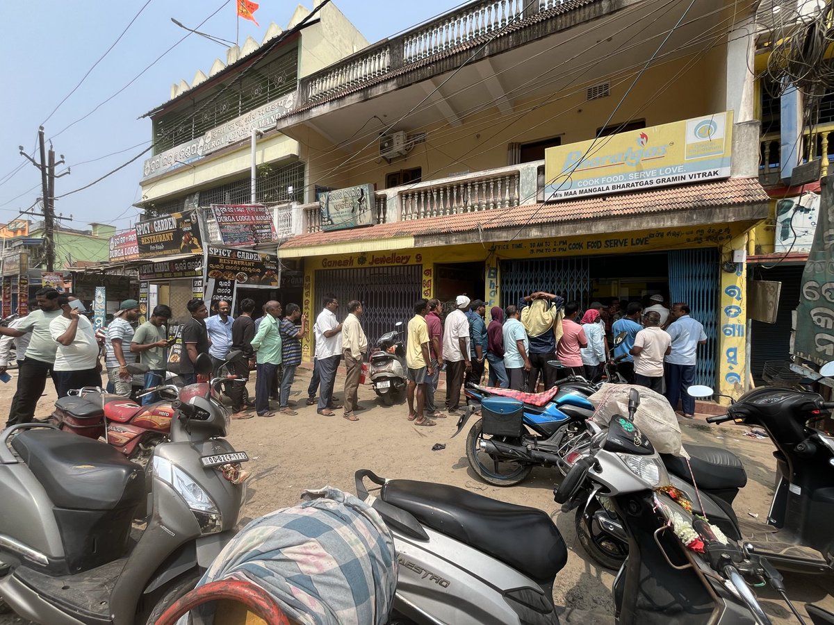 LPG shortage is really an issue. What are our leaders doing at this moment? <a href="/PMOIndia/">PMO India</a> <a href="/HMOIndia/">गृहमंत्री कार्यालय, HMO India</a>