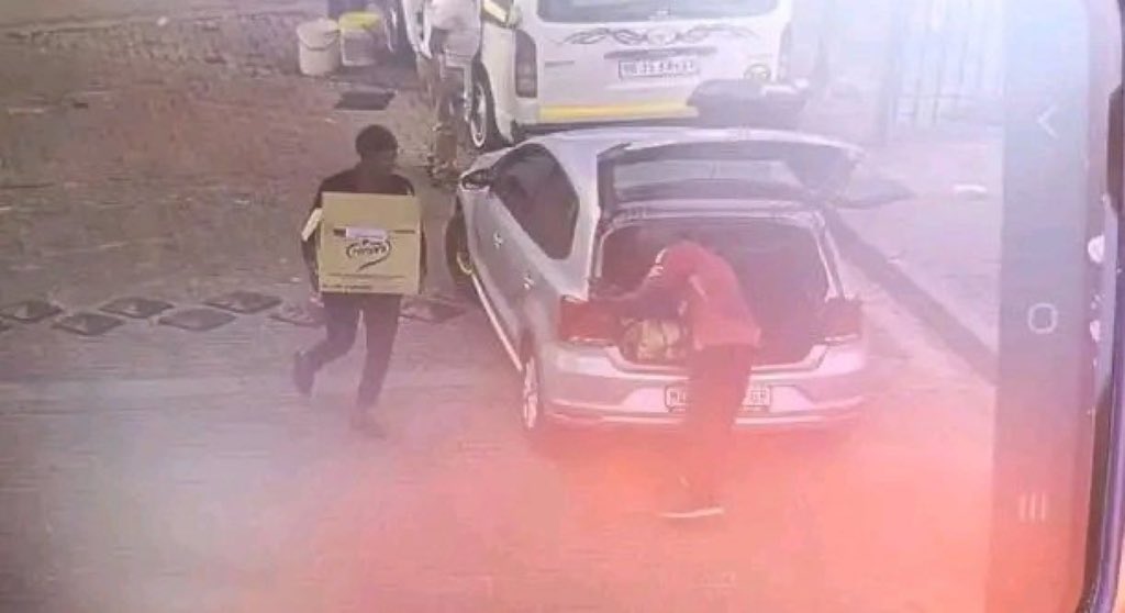 Man’s NOT Barry Roux tweet media