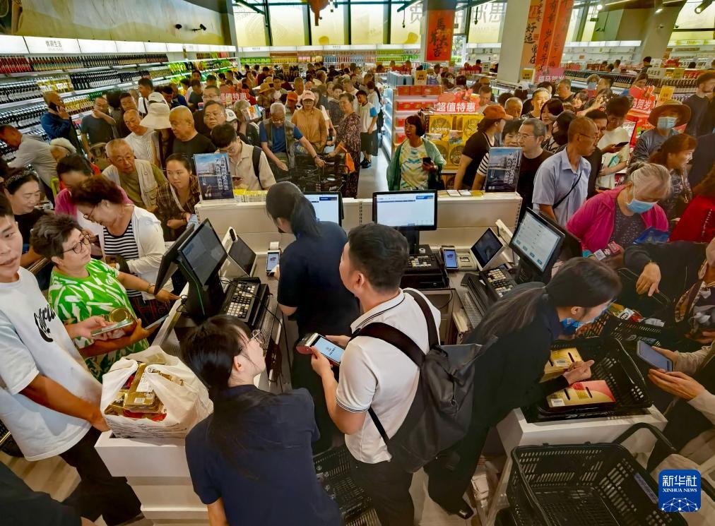 【海南島內居民消費進境商品“零關稅”政策落地“滿月” 購物金額537.31萬元】3月11日，海南島內居民消費的進境商品“零關稅”政策落地“滿月”。據海口海關統計，政策實施一個月以來（2月11日—3月10日），“零關稅”進境商品購物人數2.8萬人次，購物金額537.31萬元。