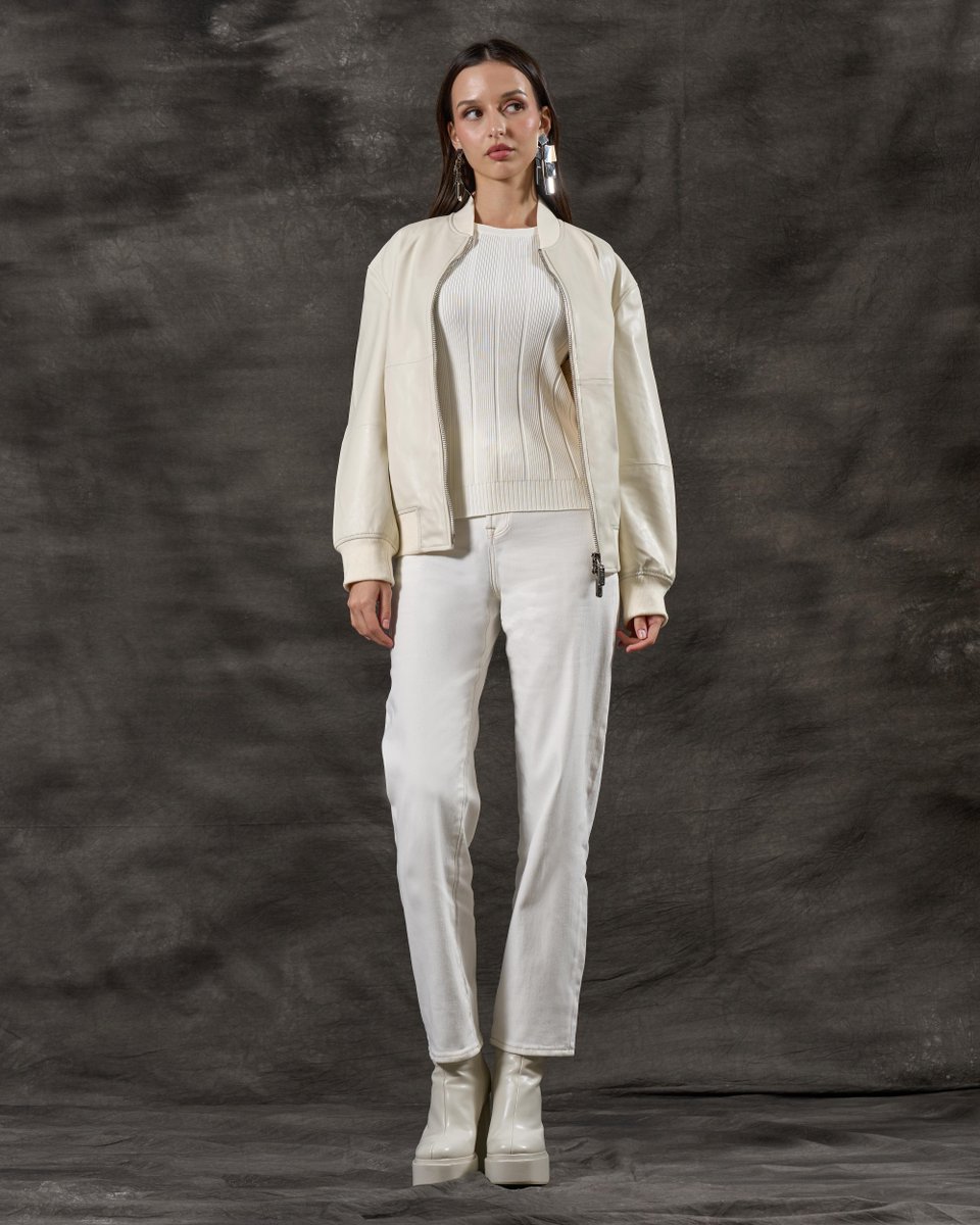 GFerreOfficial's tweet photo. Clean white layers move with precision against the grey canvas of transition. #GianfrancoFerre #UrbanNeutrals https://t.co/RcdSIfS4SX