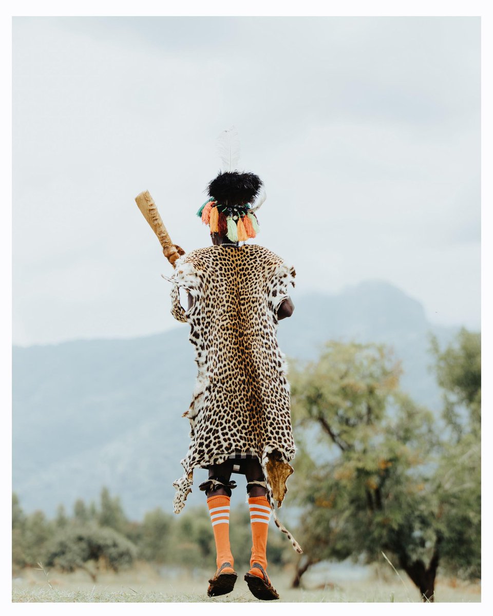 SundiHkm's tweet image. A senior elder adorned in traditional attire from the Karamojong community in Karamoja, Uganda. A custodian of culture and tradition.

📸: @josh_dago_ 

#ExploreUganda |#CulturalTourism