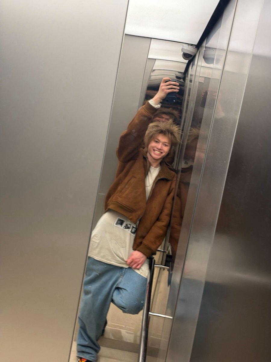 cookieandcreamm's tweet photo. [📝] #MARTIN Weverse 🌟

ทรงผม

— Comment 💬
👤 : วันนี้จะมาไลฟ์เล่นเกมมั้ยนะ
ㄴ 🦒 :  ผมอยากทำสุดๆㅠㅠㅠ แต่ว่าวันนี้ต้องเดินทางไปญี่ปุ่นแล้วครับㅠ
ㄴ 🦒 :  ฝากทุกคนเล่น Hancom Taja Practice กันให้สนุกนะครับ!!
ㄴ 🦒 :  ที่จริงควรต้องได้เล่นเกมพลิกกระดานกับทุกคนแท้ๆ เลย

👤 : (รูป) พื้นหลังกับเจมส์
ㄴ 🦒 : โอ้ ถูกต้องฮะ

👤 : พวกเรากำลังเข้าสู่ยุคของ M.J. Edwards แล้วสินะ เท่จังเลอ คิคิคิ
ㄴ 🦒 : อัลบั้มใหม่ ทุกอย่างใหม่

👤 : คุณลุงตดรึป่าวคะ?
ㄴ 🦒 : ?
ㄴ 🦒 : แล้วคุณล่ะฮะ…?

👤 : ไม่ใช่ teenboi อีกต่อไป 🫲👋✋
ㄴ 🦒 : teenboi ก็ยังคงเป็นอีกชื่อของผมครับ ไม่ต้องห่วงนะ

@cortis_bighit
#CORTIS #코르티스 #MARTIN #마틴

https://t.co/1QawHXY5l2