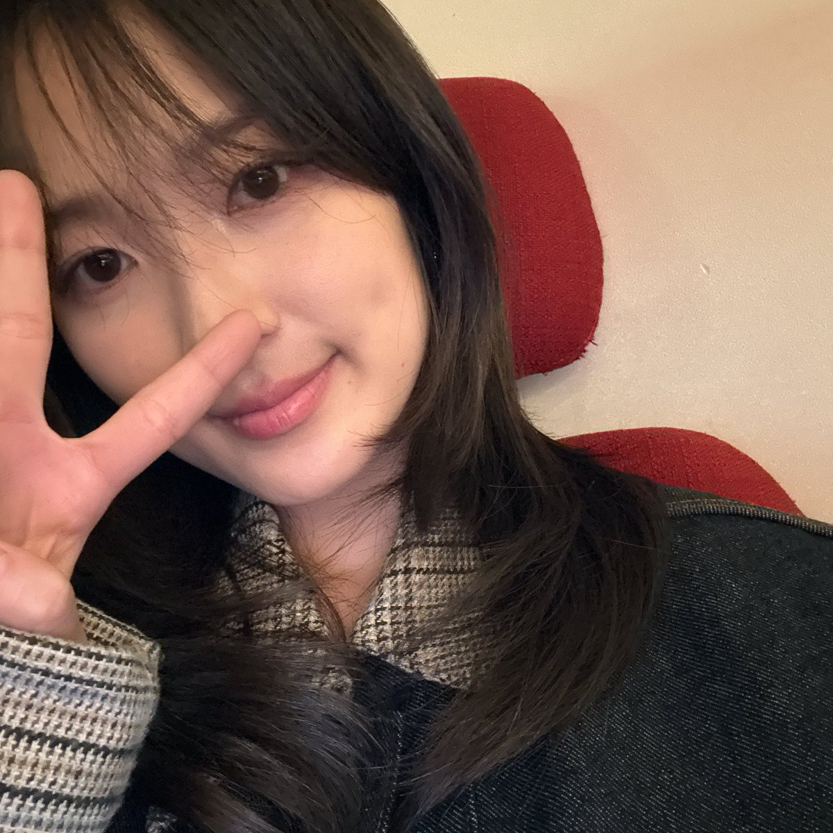 Hyeyoon thanks fans for coming to the airport, feels bad for missing proper greeting

“I was planning to give a cool, proper greeting to everyone who came after seeing Hyeppyending at the airport, but before I knew it, I was at the security check (?) and couldn’t even take