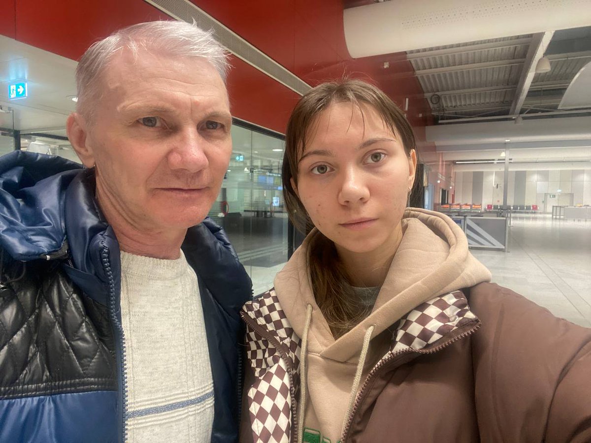 the_ins_ru's tweet photo. Алексей Москалев вместе с дочерью прилетели во Францию по гуманитарным визам

Фото: inTransit

https://t.co/STU080YHqE https://t.co/IwqhOWqfIu